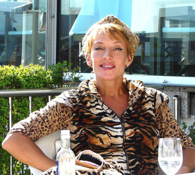 Sissi Perlinger auf der Hotel-Terrasse - Foto: Take Janssen