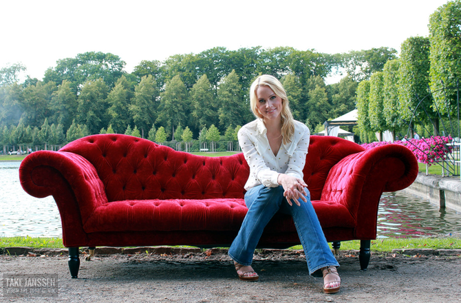 Judith Rakers, Tagesschau-Sprecherin, Moderatorin, auf dem TOPIC-Sofa am Hollersee in Bremen | Foto: Take Janssen