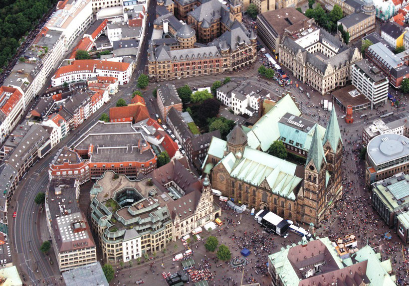 Bremen von oben - St. Petri Dom - Rathaus - Bürgerschaft  |  Foto: Take Janssen