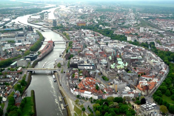 Bremen von oben - Blick vom Theater über die City und Findorff bis zur Überseestadt | Foto: Take Janssen